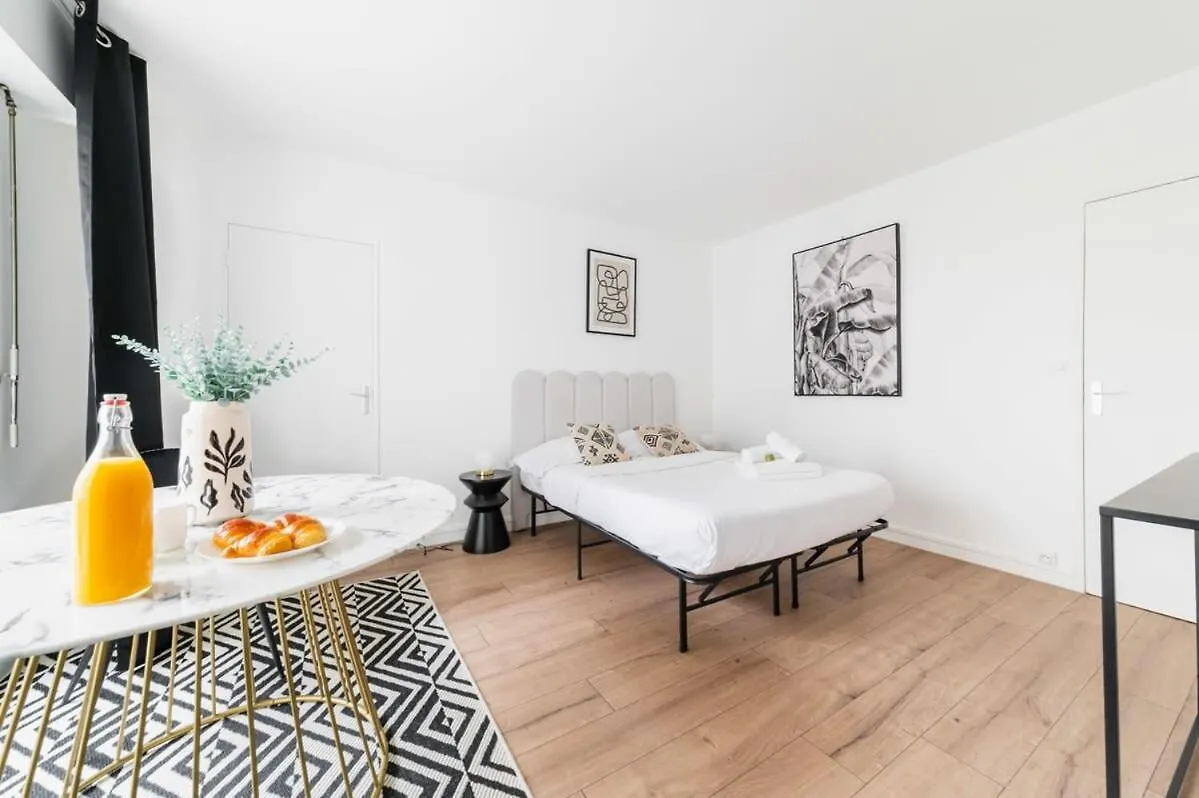 Апартаменты Studio Chaleureux Avec Terrasse - Paris 18 - 2P 0*,  Франция